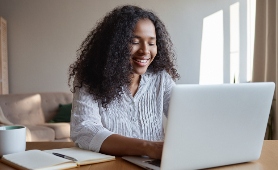 Mulher pensando em marketing digital para psicólogas